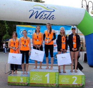 Triumfatorki turnieju Młoda Plaża na podium