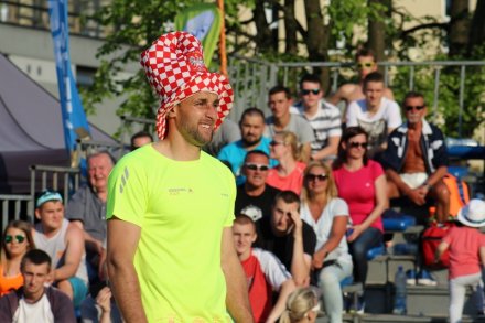 Marcin Wika w biało-czerwonym kapeluszu czapce