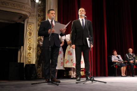Burmistrz Tomasz Bujok odczytuje uzasadnienie wyboru laureatki