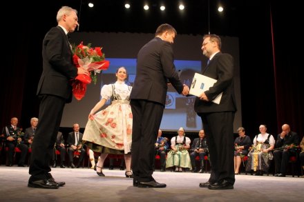 Wręczenie Honorowej Złotej Cieszynianki synowi ks. Andrzeja Czyża, Bogusławowi
