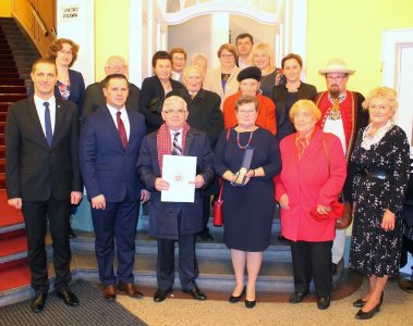 Laureatka Srebrenj Cieszynianki Danuta Szczypka w otoczeniu swoich najbliższych i przedstawicieli Gminy Wisła