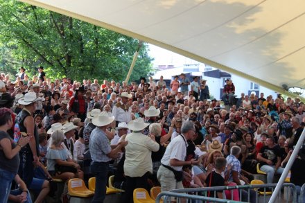 Publiczność wita Pawła Bączkowskiego