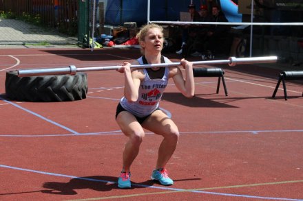 Dźwiganie sztangi przez zawodniczkę