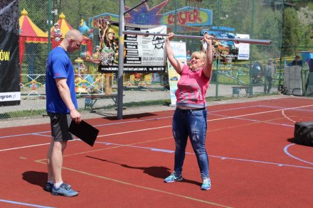 Dźwiganie sztangi przez zawodniczkę