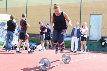 Zawodniczka przeskakuje nad sztangą