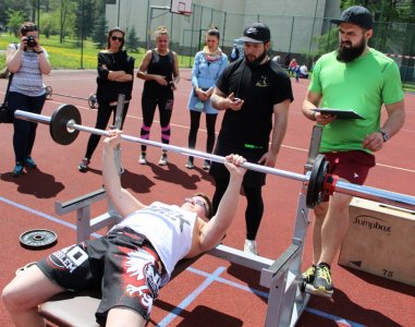 Wyciskanie sztangi na ławeczce