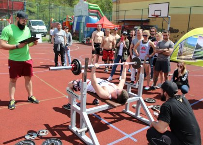 Wyciskanie sztangi na ławeczce