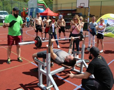 Wyciskanie sztangi na ławeczce