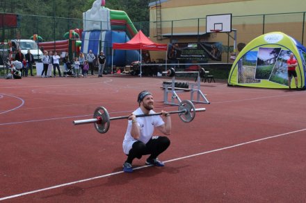 Zawodnik dźwiga sztangę