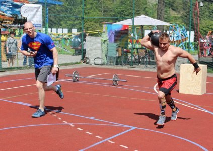 Bieg z 8-kilogramową piłką