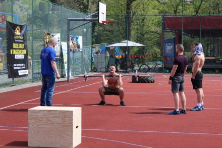 Dźwiganie sztangi na torze Cross Games