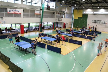 Mecze rozgrywano na sześciu stołach