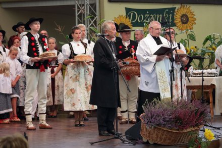 Obrzęd dożynkowy w amfiteatrze