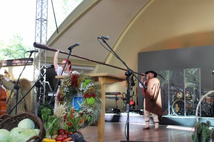 Rozpoczęcie Dożynek w amfiteatrze - gra trombita