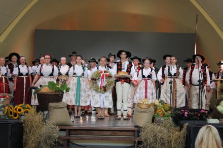 Wiślanie w regionalnych strojach w amfiteatrze