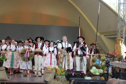 Wiślanie w regionalnych strojach w amfiteatrze