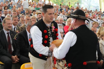 Przekazanie chlebów dożynkowych