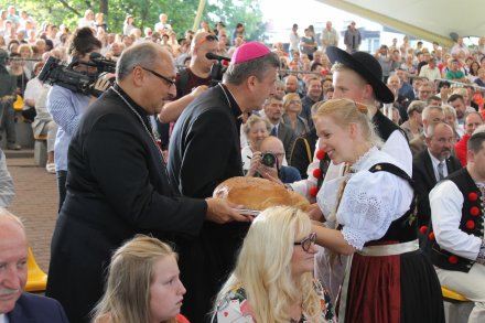 Przekazanie chlebów dożynkowych