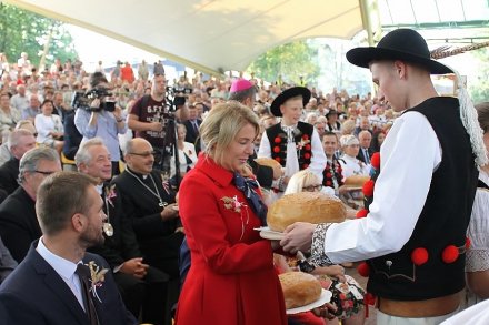 Przekazanie chlebów dożynkowych