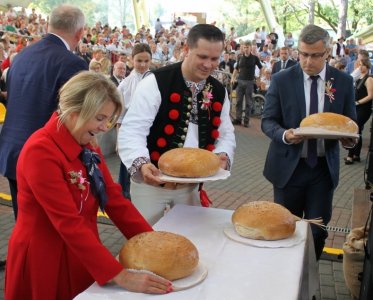 Oficjele z chlebami dożynkowymi
