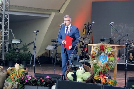 Wojewoda przemawia do publiczności