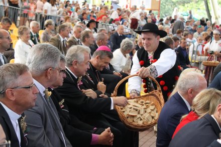 Burmistrz częstuje chlebem