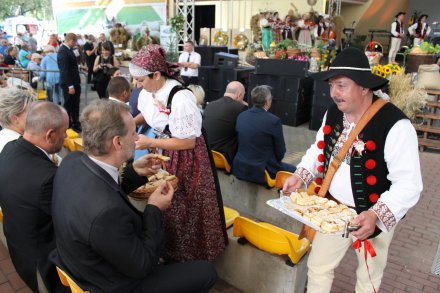 Gazdowie częstują gości