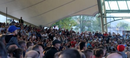 Publiczność bawi się na koncercie