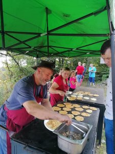 Andrzej Cieślar przygotowujący placki z blachy
