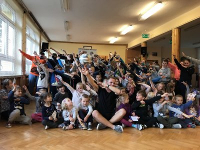 Pamiatkowe zdjęcie Adriana Duszaka z uczniami