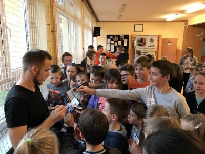 Rozdawanie autografów