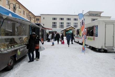 Food trucki na wiślańskim placu Hoffa