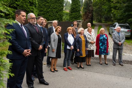 Modlitwa i złożenie kwiatów pod pomnikiem