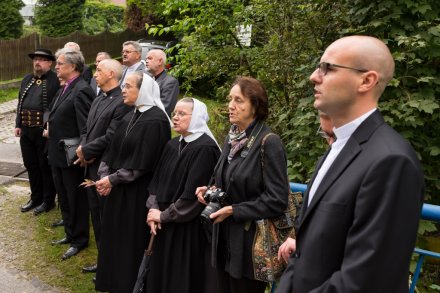 Modlitwa i złożenie kwiatów pod pomnikiem