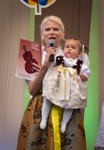 Izabela Pustówka z jednym z najmłodszych uczestników TKB