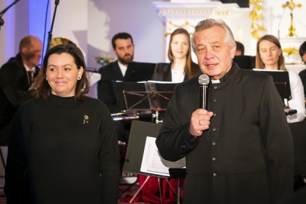 Organizatorzy i prowadzący wydarzenie: Dyrektor Wiślańskiego Centrum Kultury Katarzyna Czyż-Kaźmierczak o Pronoszcz Parafii Ewangelicko-Augsburskiej w Wiśle Centrum Ks. Radca Waldemar Szajthauer