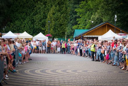 Barwny korowód z okazji TKB przeszedł przez Wisłę