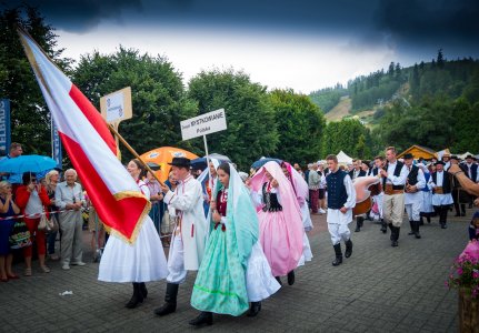 Barwny korowód z okazji TKB przeszedł przez Wisłę