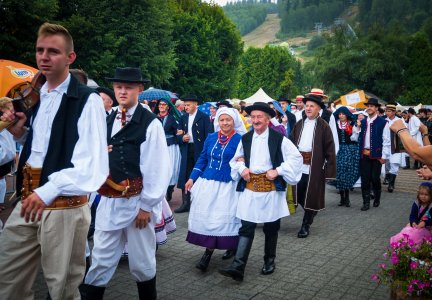 Barwny korowód z okazji TKB przeszedł przez Wisłę