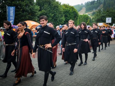 Barwny korowód z okazji TKB przeszedł przez Wisłę