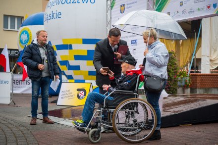 Burmistrz Tomasz Bujok i Zbyszek Cieślar z żoną Ireną