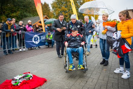 Moment przed odsłonięciem tablicy