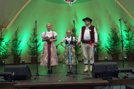 Prowadzący koncert na scenie Amfiteatru im. Stanisława Hadyny