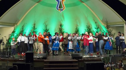 Widzowie tańczą na scenie z zespołem "Mały Śląsk"