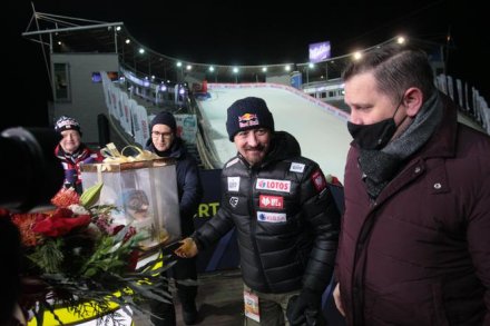 Burmistrz Wisły Tomasz Bujok wręcza tort urodzinowy Adamowi Małyszowi/fot. Artur Hojny Super Express