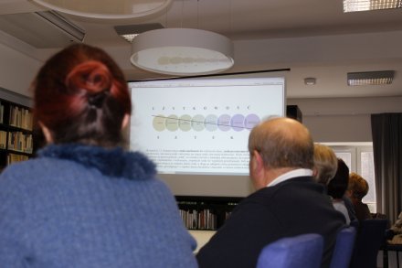 Fragment spotkania grupy dyskusyjnej w bibliotece