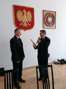 Burmistrz Tomasz Bujok dziękuje komendantowi powiatowemu PSP Damianowi Legierskiemu