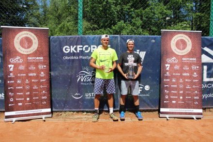 Finaliści z pucharami