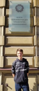 Joel Kojma przed budynkiem szkoły LOTE