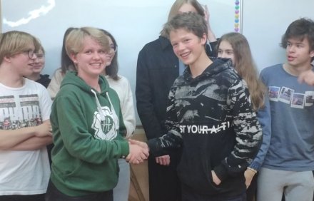 Joel przyjmuje gratulacje od koleżanek i kolegów w LOTE